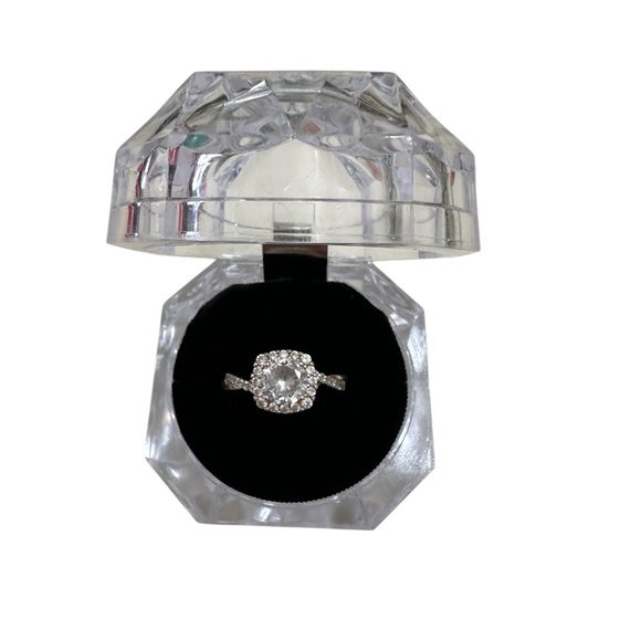 Elegant Cubic Zirconia Ring - Picture 2 of 4